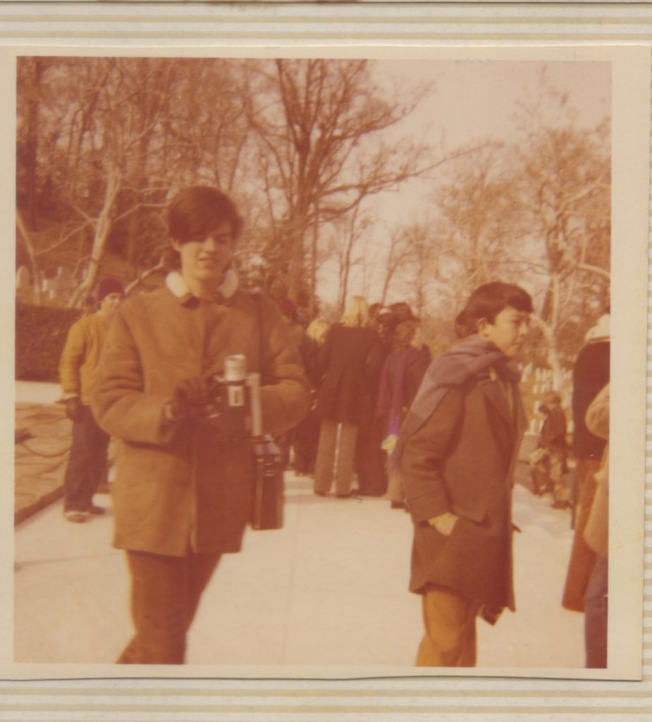 Em 1972, com a primeira câmera Super 8, nos EUA, onde filmou seu primeiro curta na bitola, Winter of 72. Coleção Guilherme de Almeida Prado.